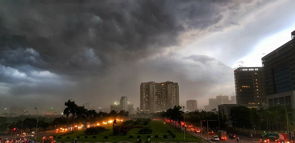 Clip: Hà Nội đón cơn mưa dông lớn kèm gió to khiến cây cối gãy đổ, đường bụi mù khiến người dân di chuyển vô cùng khó khăn